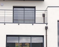 construction contemporaine en demi niveau